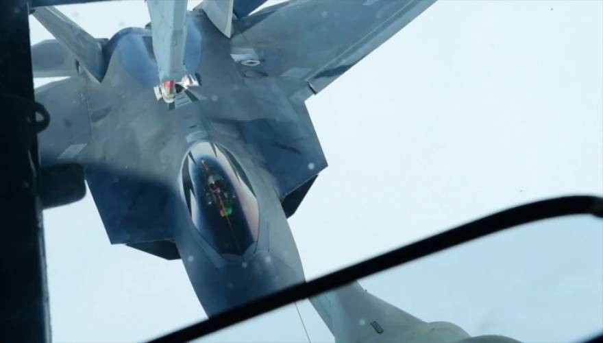 Εναέριος ανεφοδιασμός F-22 από KC-10A Extender (βίντεο)